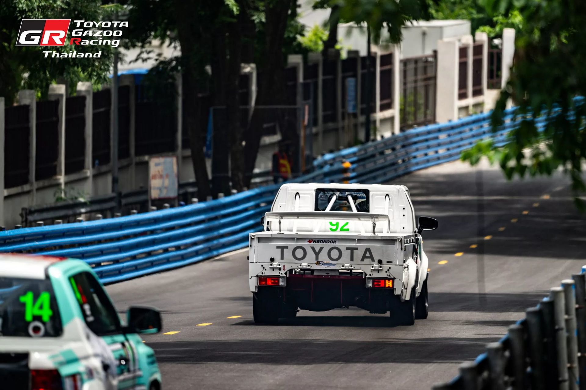 La Toyota Hilux GR en acción, demostrando su potencial en carrera