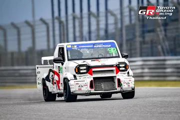 Vista dinámica de la Toyota Hilux Champ GR en competición