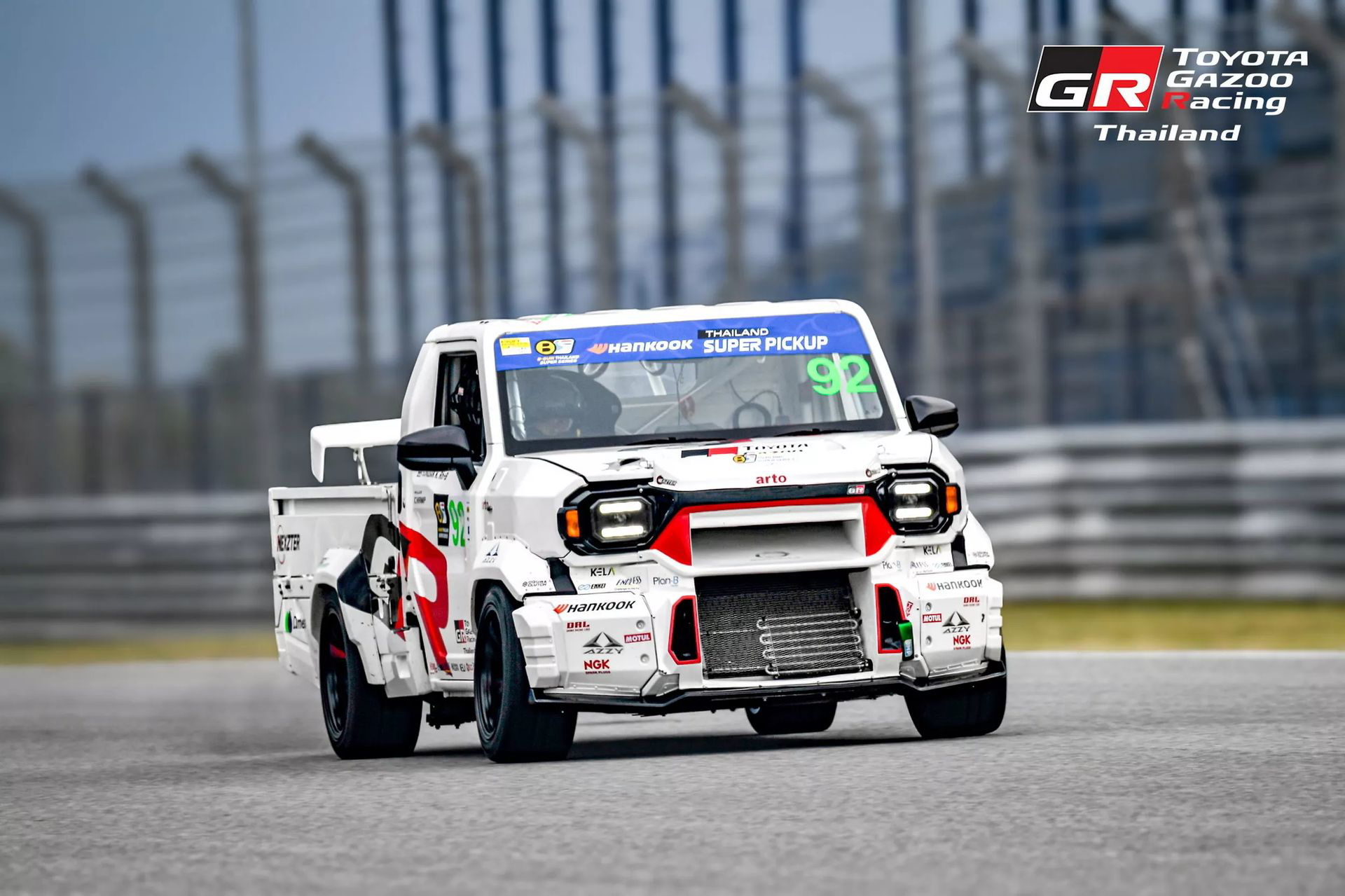 Vista dinámica de la Toyota Hilux Champ GR en competición