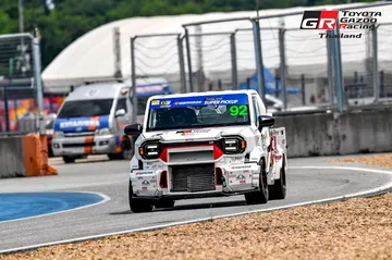 Vista dinámica de la Hilux Champ GR en plena carrera