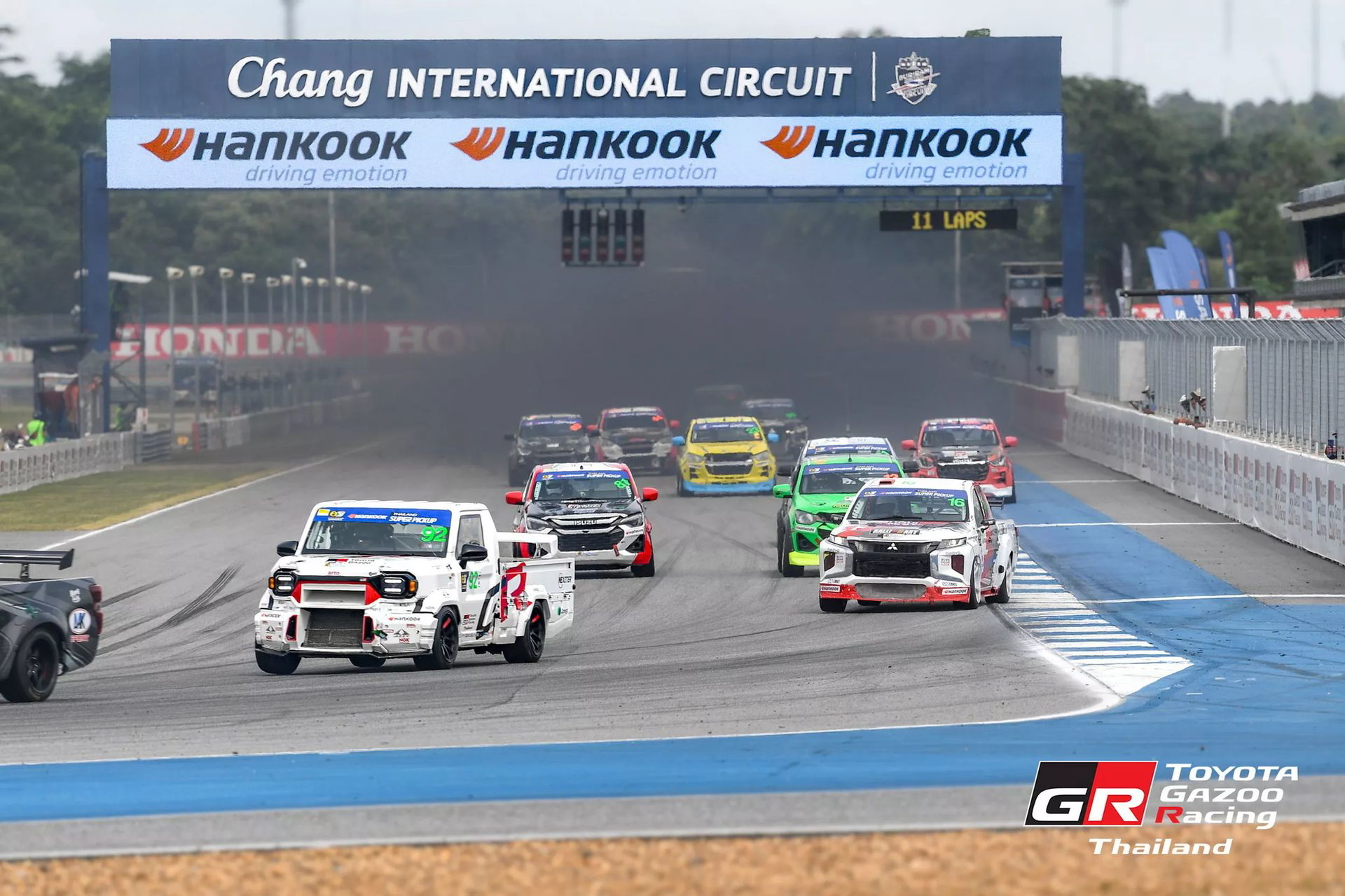 Pick-ups Toyota Hilux en plena competición, cada una más feroz que la anterior.