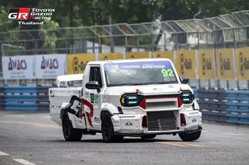 Pick-up Toyota Hilux Champ GR en acción, diseño agresivo para carreras