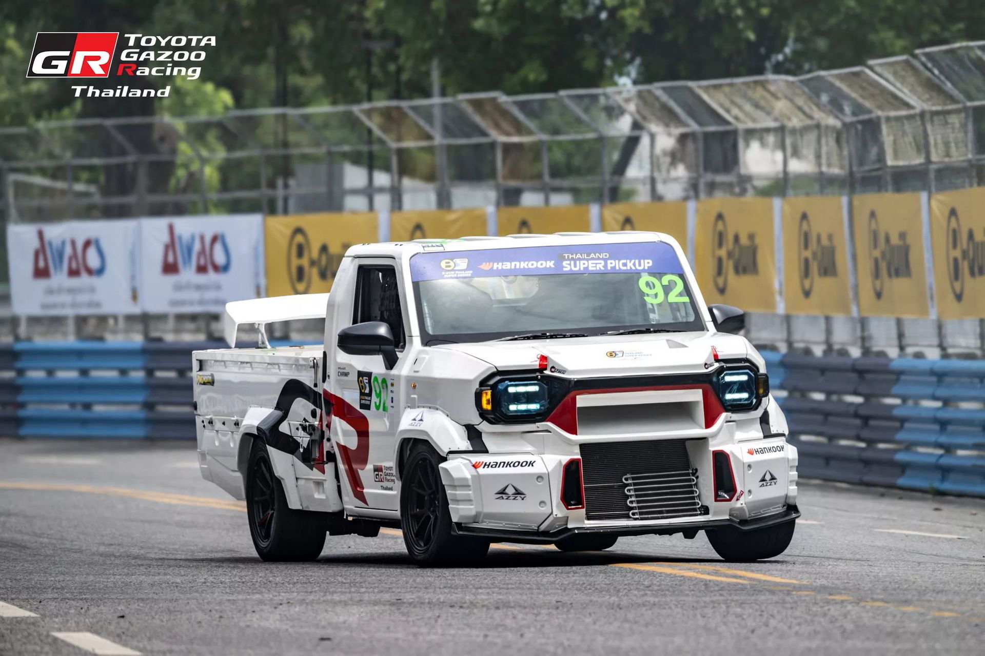 Pick-up Toyota Hilux Champ GR en acción, diseño agresivo para carreras
