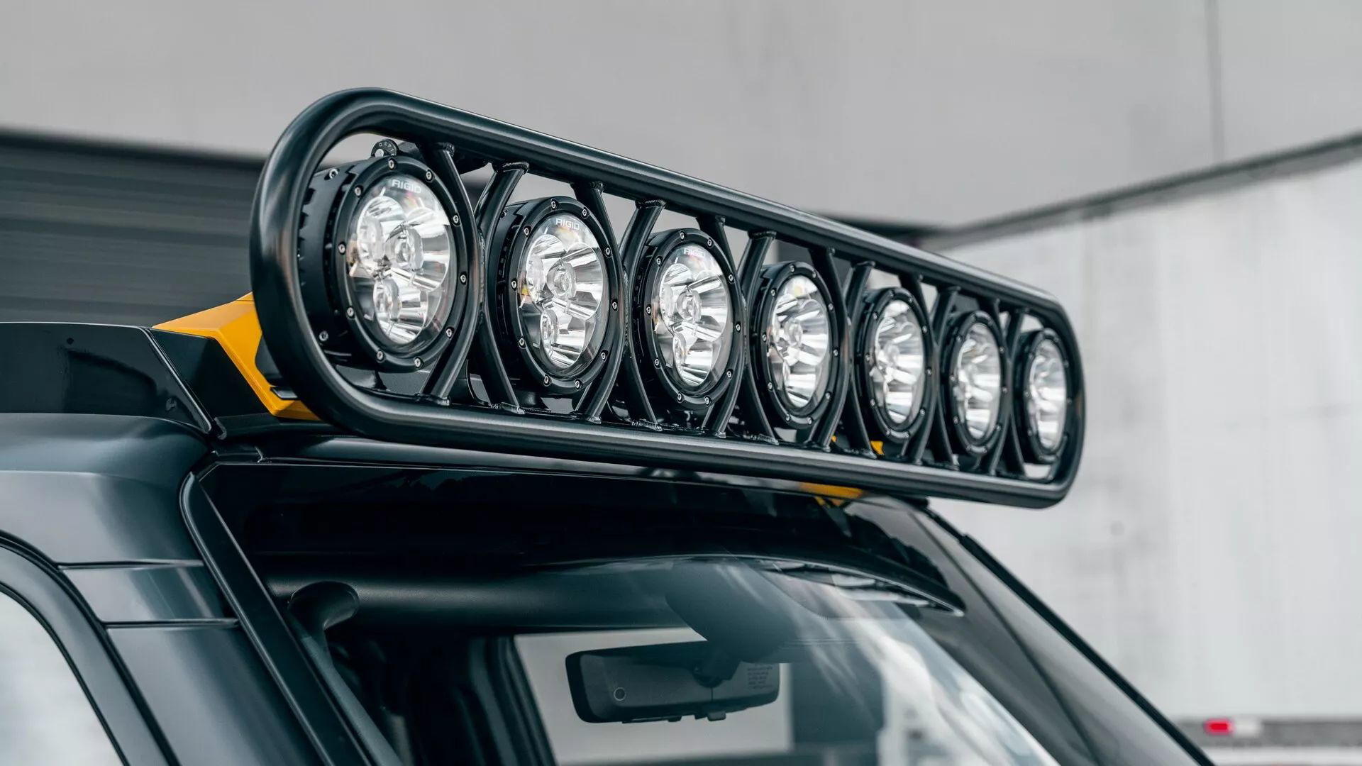 Detalle del espectacular sistema de luces en el techo del Land Cruiser.