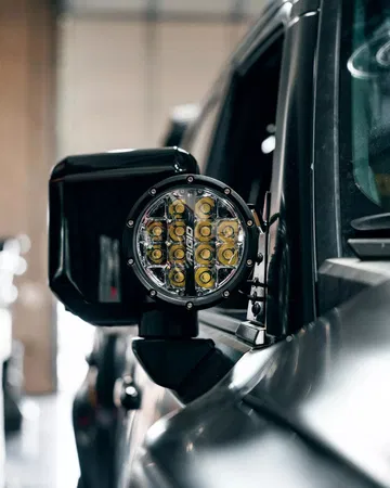 Detalles del retrovisor y luces LED del Land Cruiser, listo para la aventura.