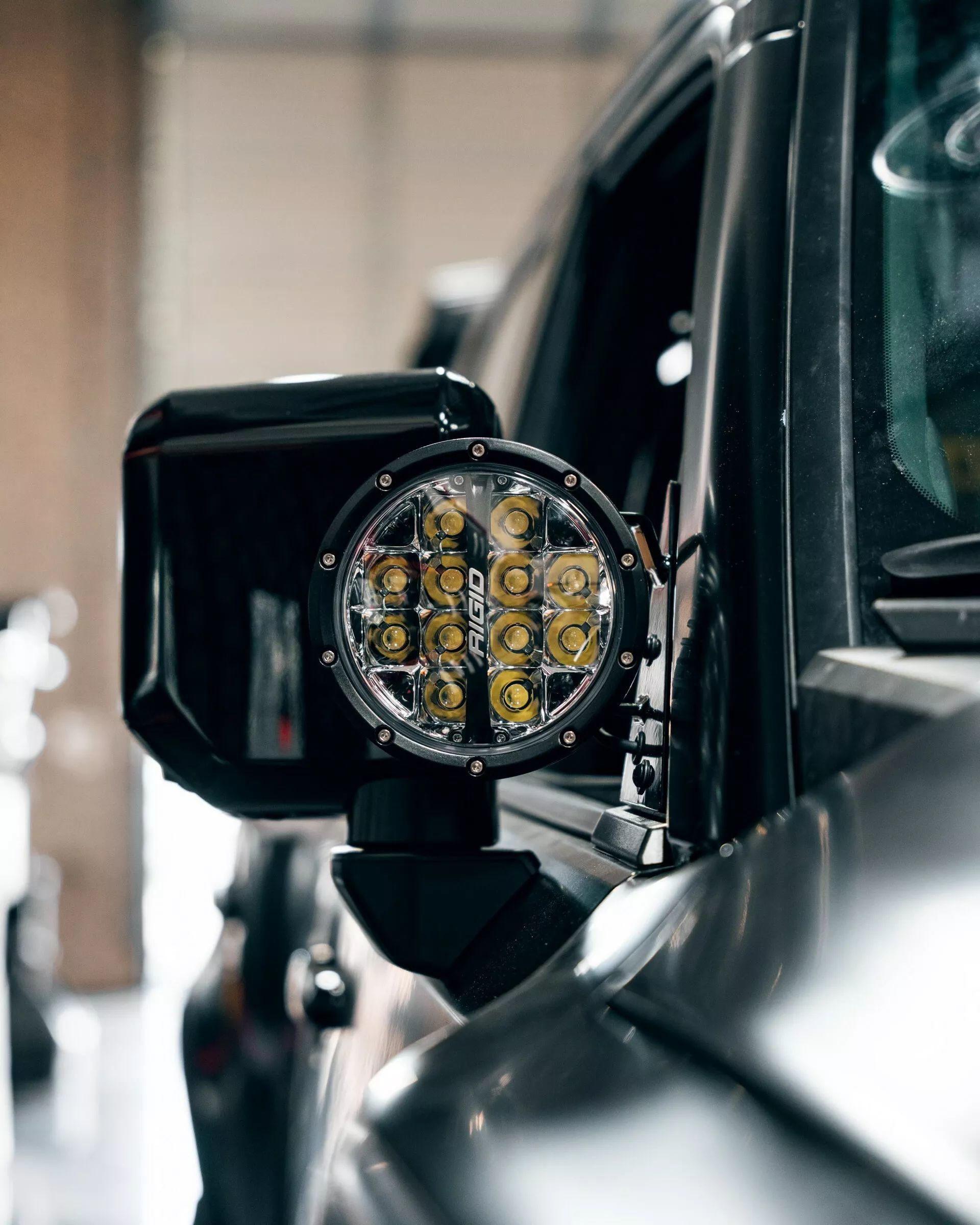 Detalles del retrovisor y luces LED del Land Cruiser, listo para la aventura.