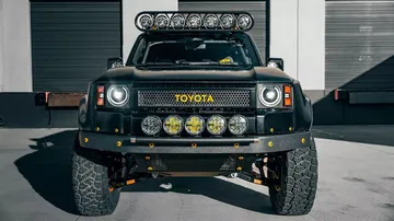 Toyota Land Cruiser modificado, ideal para aventuras extremas.