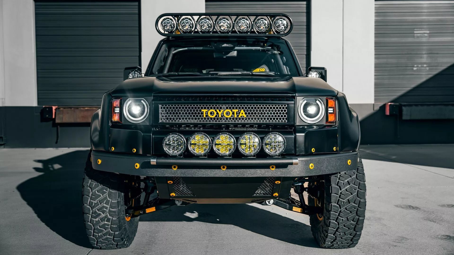 Toyota Land Cruiser modificado, ideal para aventuras extremas.