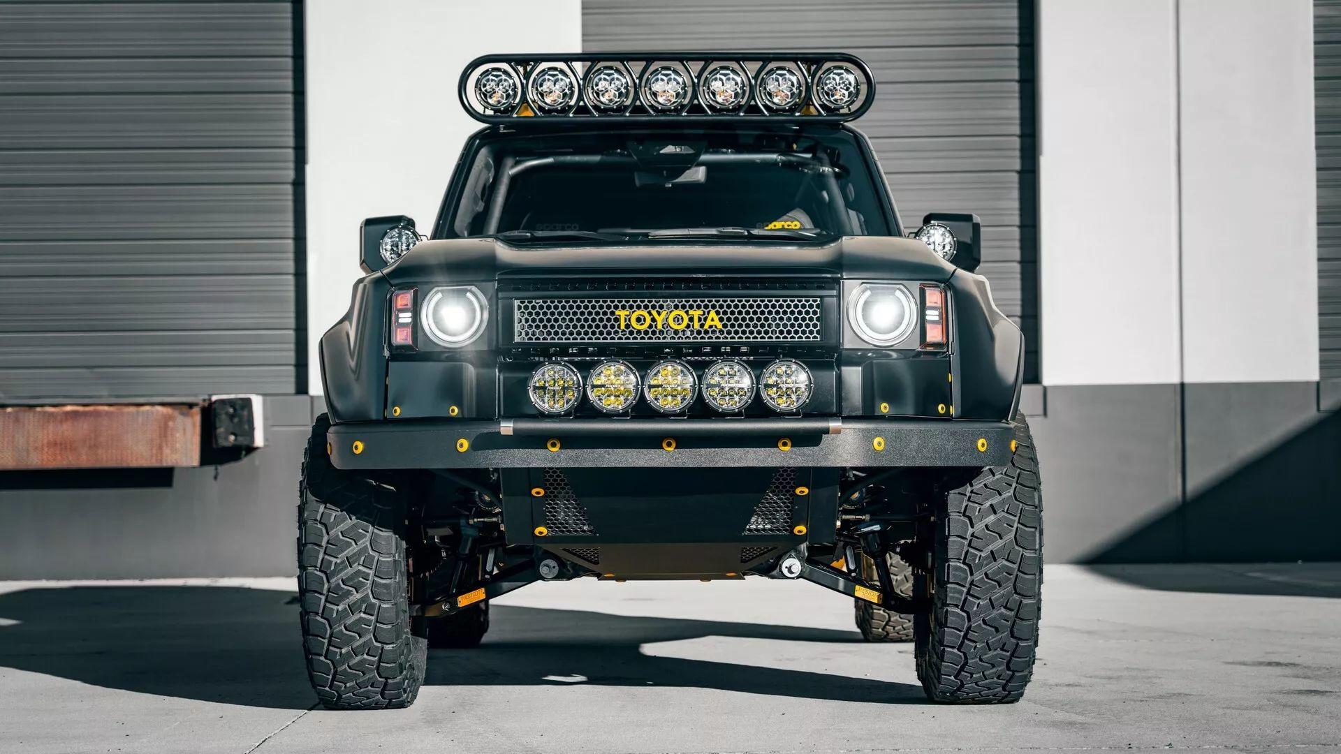 Imponente Toyota Land Cruiser Westcott, listo para la aventura extrema.