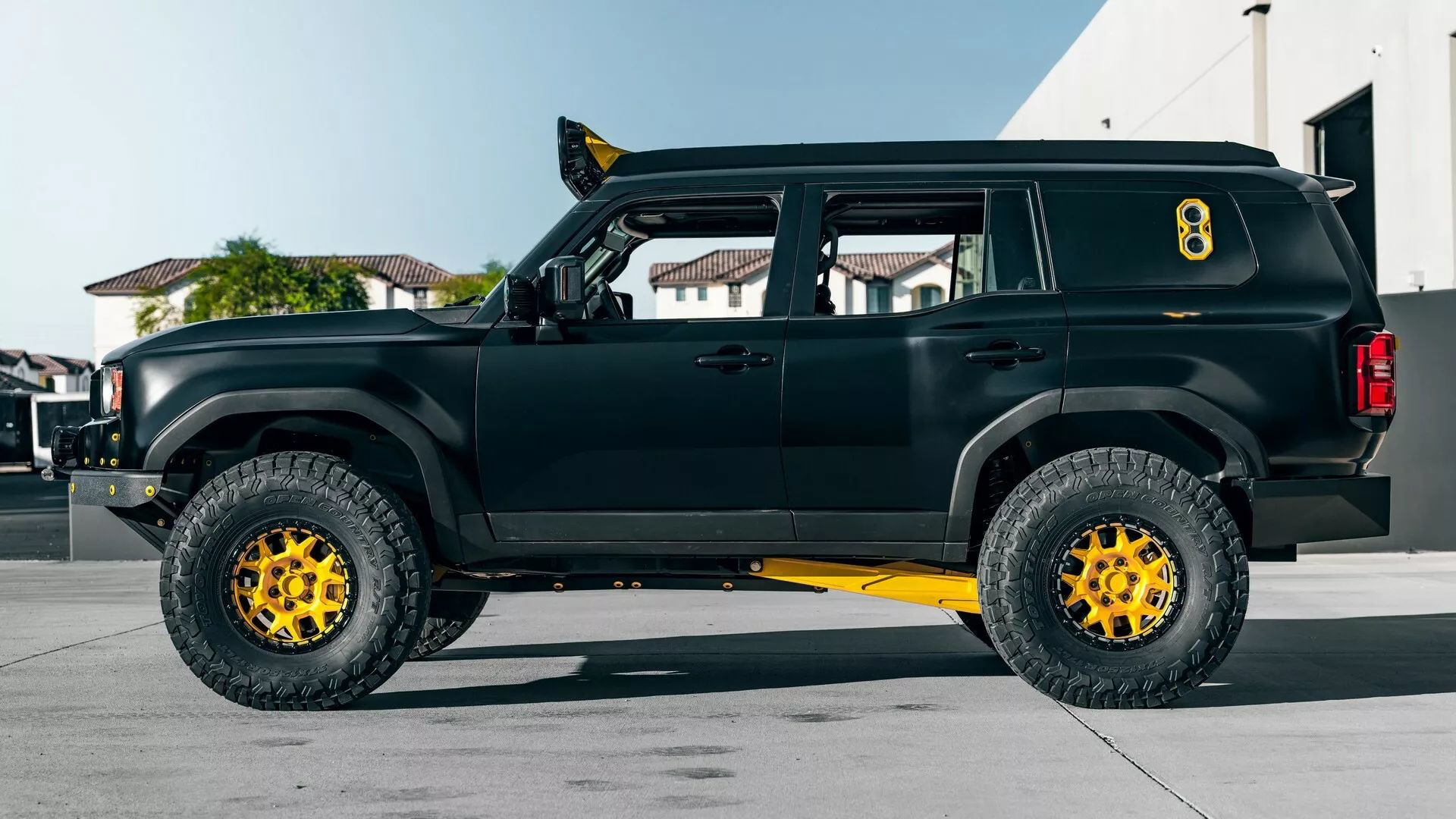 Toyota Land Cruiser Westcott, listo para conquistar cualquier terreno con su impresionante diseño.