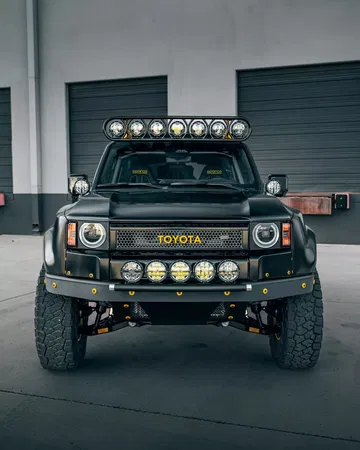 El Toyota Land Cruiser Westcott destaca por su robusta delantera y sus poderosos faros LED.