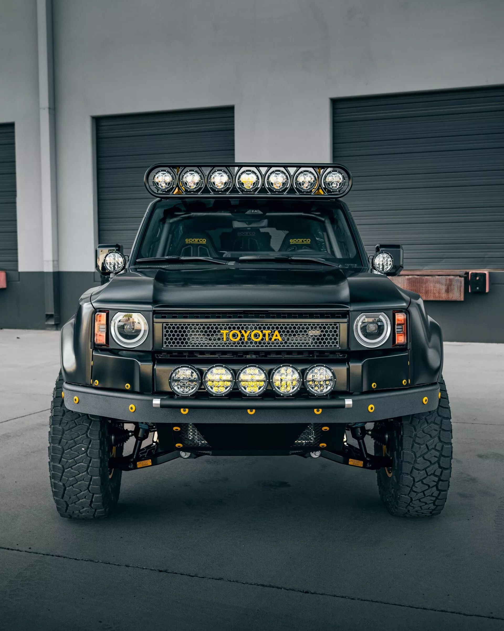 El Toyota Land Cruiser Westcott destaca por su robusta delantera y sus poderosos faros LED.