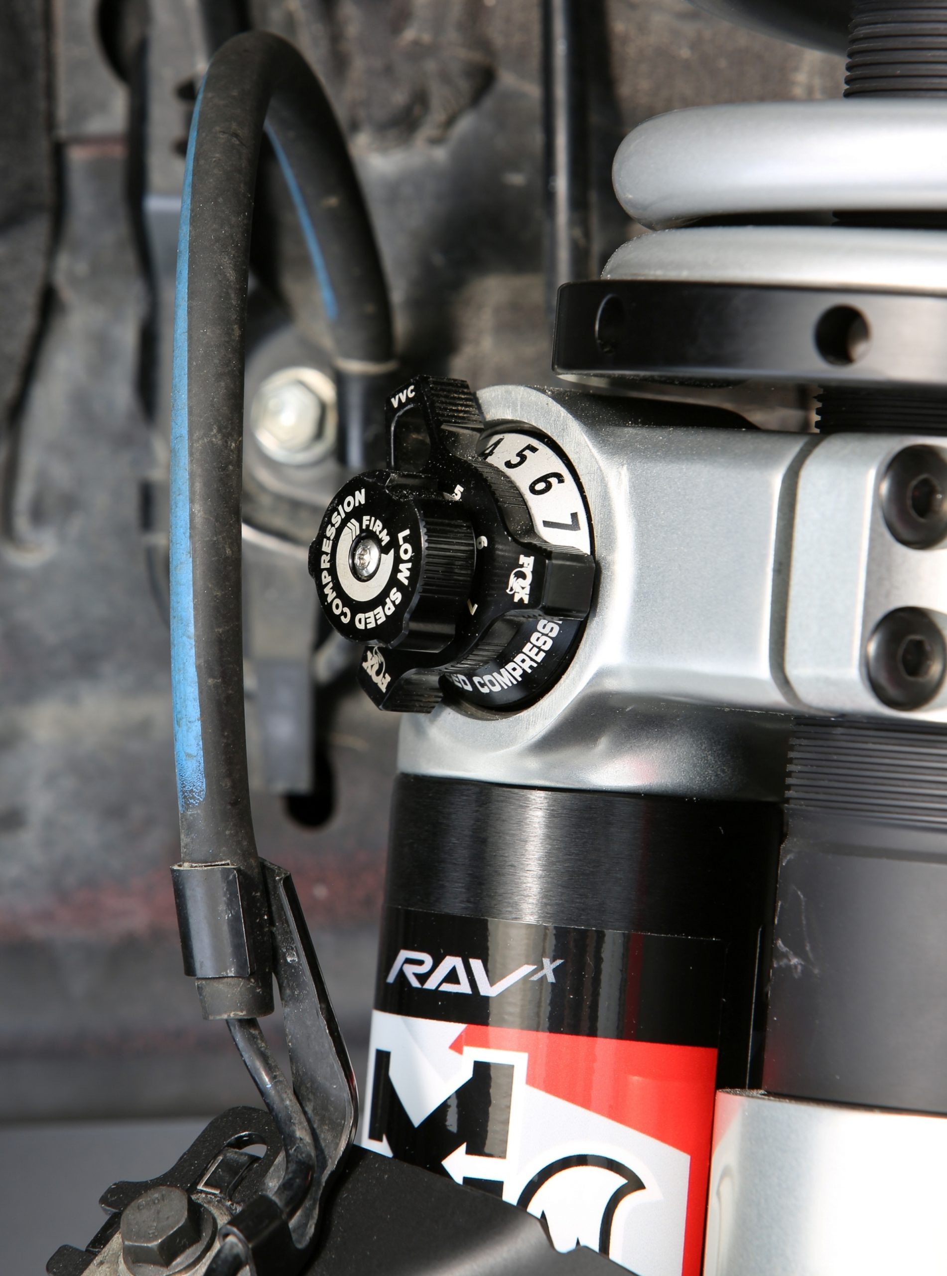 Vista cercana del sistema de suspensión del Toyota RAV4 RAV-X SEMA, robustez en cada componente.