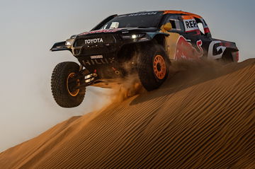 Toyota GR DKR Hilux Evo enfrentando el desierto en el Dakar 2025.