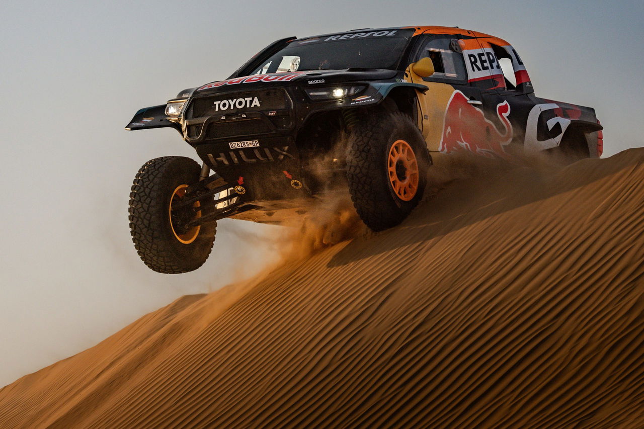 Toyota GR DKR Hilux Evo enfrentando el desierto en el Dakar 2025.