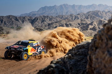 Toyota presenta su imponente GR DKR Hilux Evo enfrentando terrenos desafiantes.