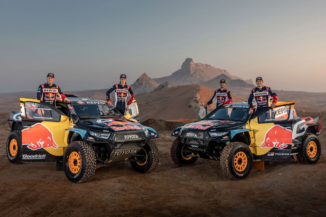 Toyota presenta su imponente GR DKR Hilux Evo para el Dakar 2025.