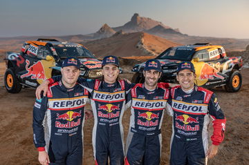 Toyota presenta su imponente GR DKR Hilux Evo para el Dakar 2025.