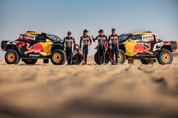 Toyota presenta su imponente GR DKR Hilux Evo con la que luchará por el Dakar 2025.