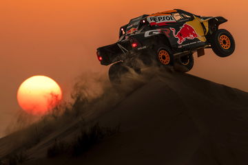 Toyota presenta su imponente GR DKR Hilux Evo, preparado para el Dakar 2025.