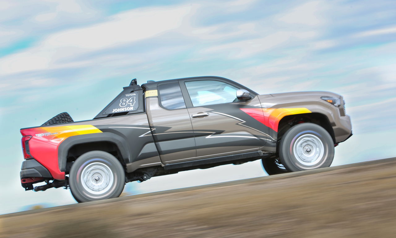 Toyota Tacoma TRD ProRunner imponente en terrenos desafiantes.