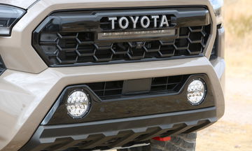 Vista frontal del robusto Toyota Tacoma TRD, listo para cualquier aventura.