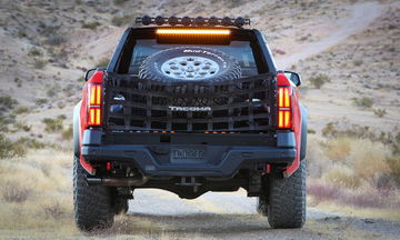Toyota Tacoma TRD ProRunner en su hábitat natural, listo para la aventura.
