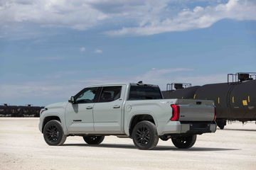 La Toyota Tundra 2022 destaca por su diseño robusto y musculoso, ideal para trabajo y aventura.