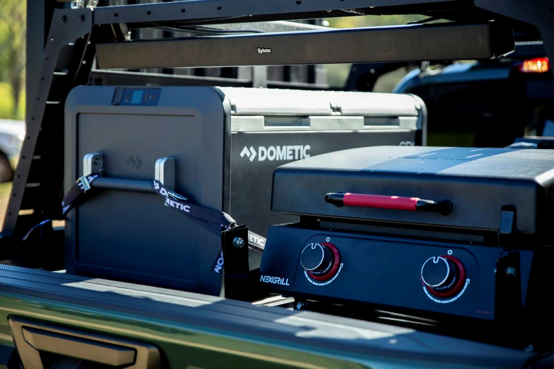 Vista trasera de la Trailgater, pick-up camperizada con equipamiento robusto.