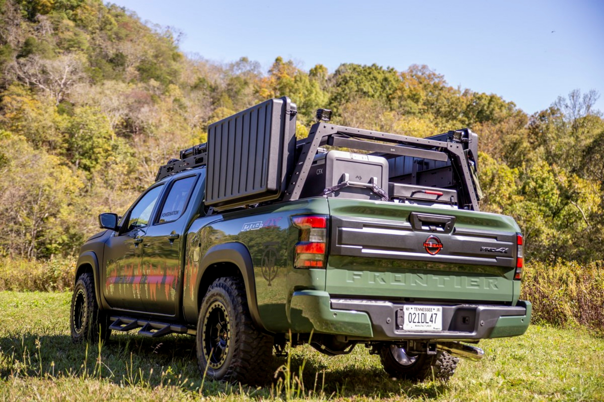 Vista posterior y lateral Trailgater, pick-up 4x4 camperizada con equipamiento de lujo.
