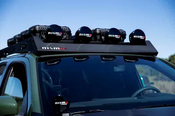 Pick-up Trailgater camperizada con equipamiento robusto en el techo.