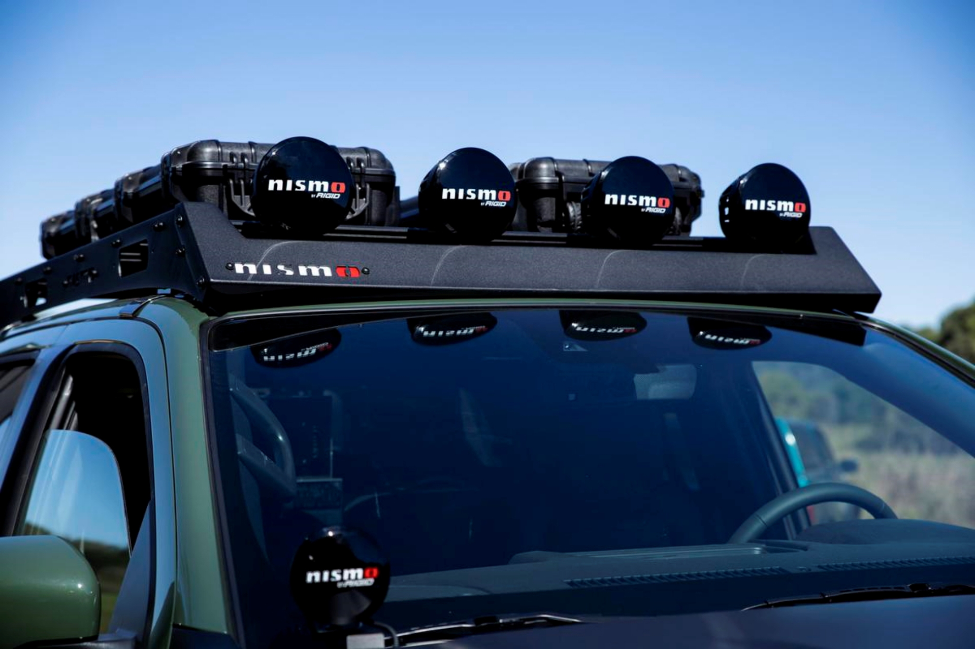 Pick-up Trailgater camperizada con equipamiento robusto en el techo.