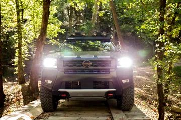 Robusto frente del Trailgater, mostrando su naturaleza 4x4 lista para cualquier aventura.