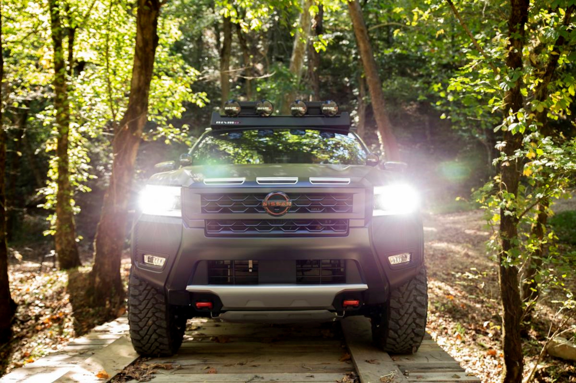 Robusto frente del Trailgater, mostrando su naturaleza 4x4 lista para cualquier aventura.