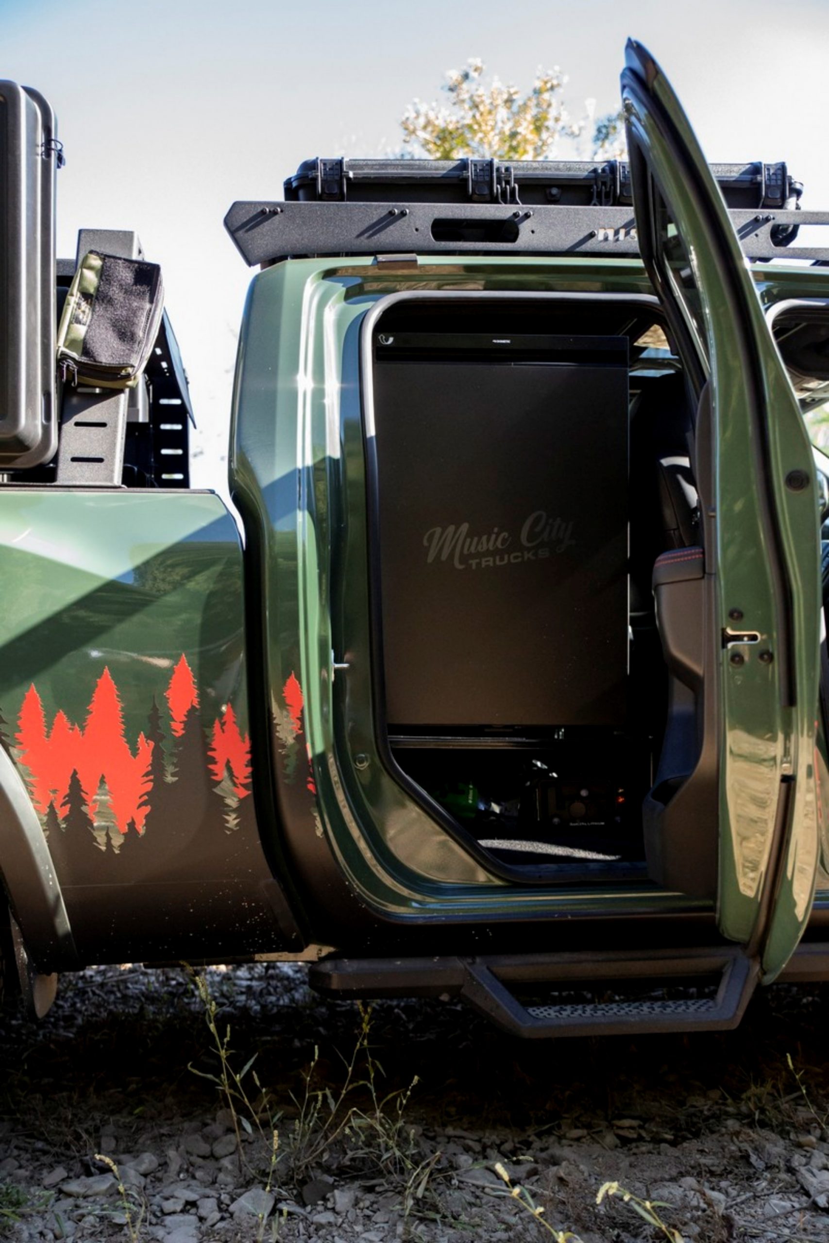Vista de la robusta Trailgater 4x4 con la puerta abierta mostrando personalización.