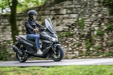 VOGE SR3, scooter A2, consumo eficiente y diseño ágil en movimiento.