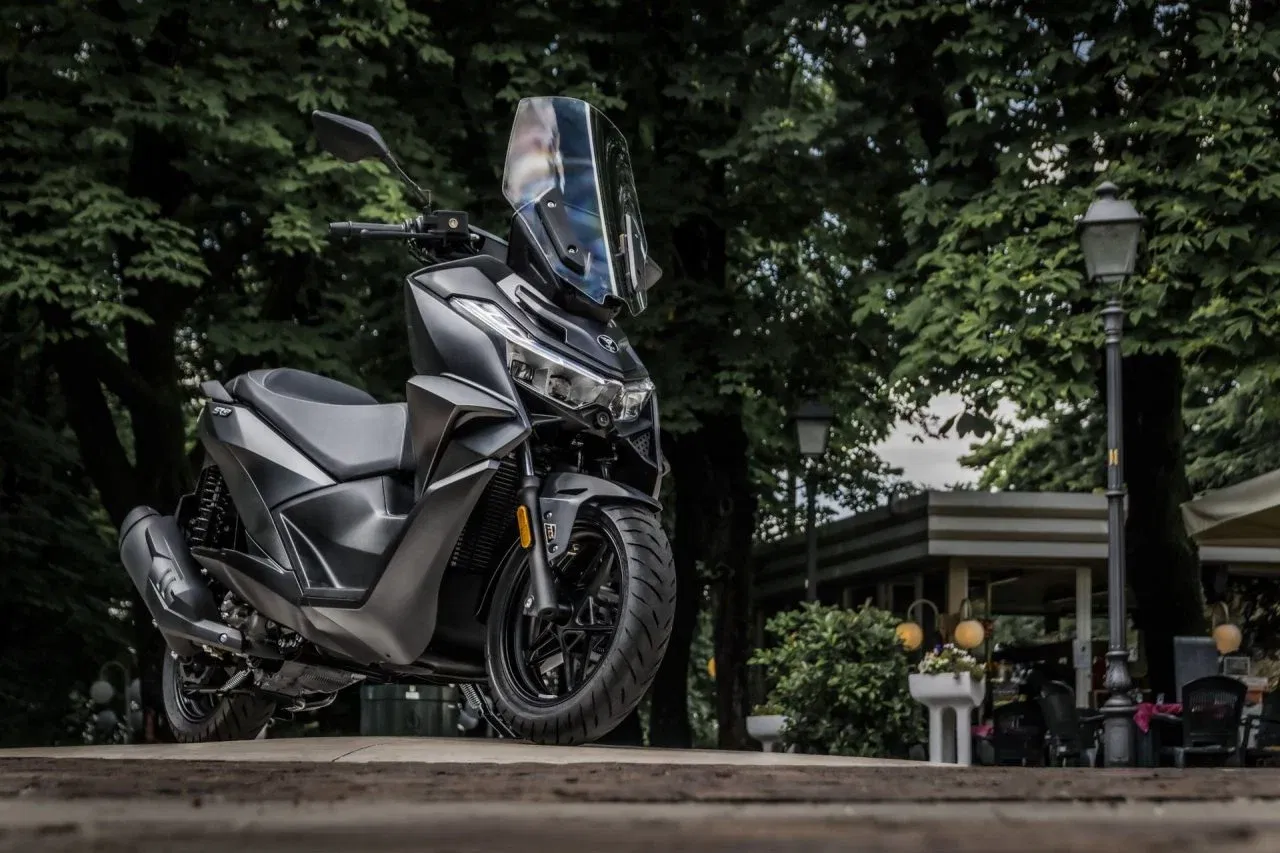 Scooter VOGE SR3, ideal para el A2, destaca con su diseño moderno y eficiente.