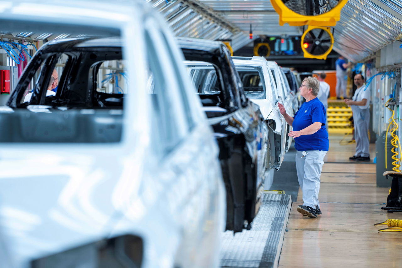 Los trabajadores de Volkswagen se esfuerzan para mantener la producción.