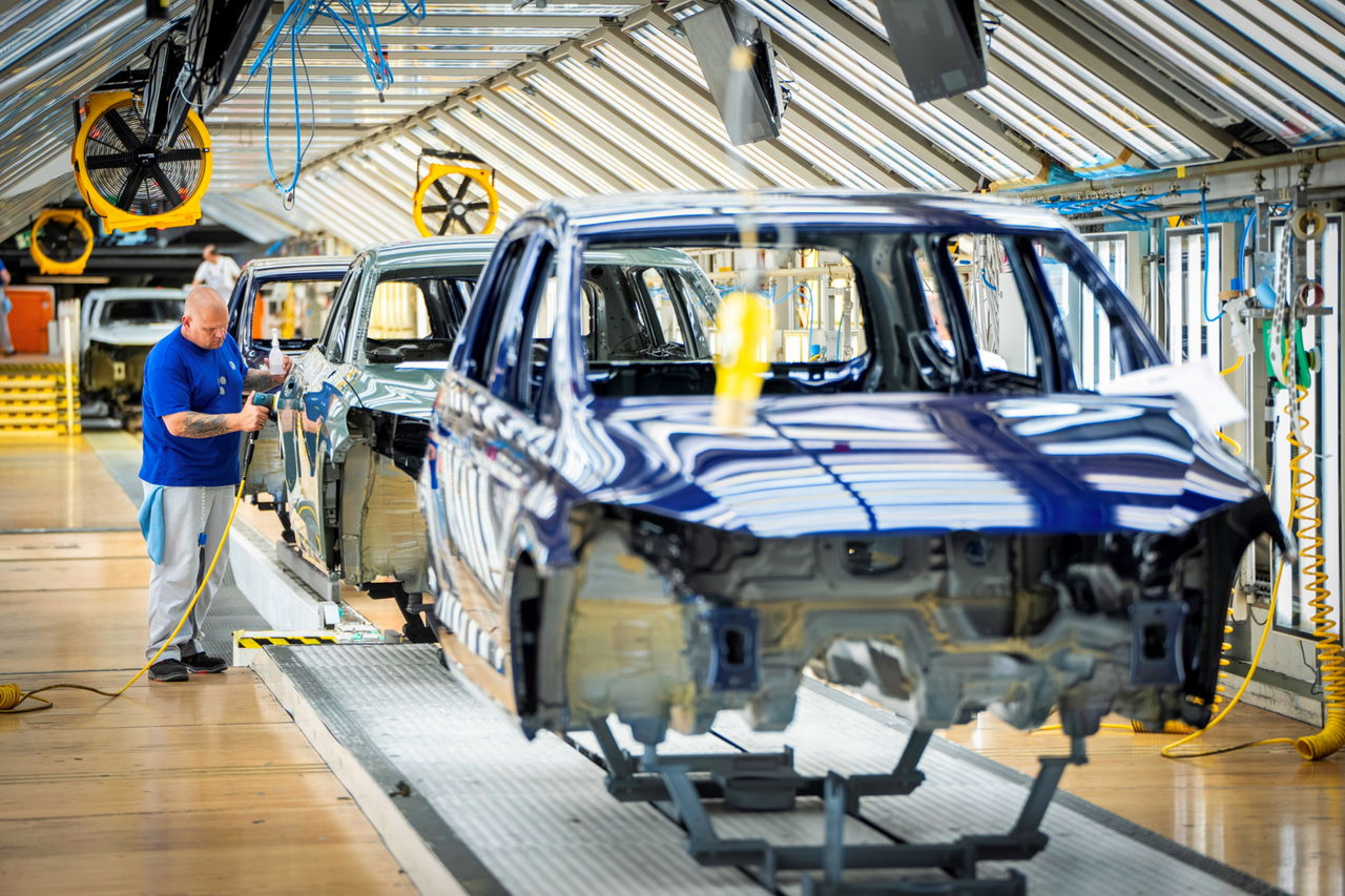 Trabajadores de Volkswagen en el proceso de montaje del vehículo.