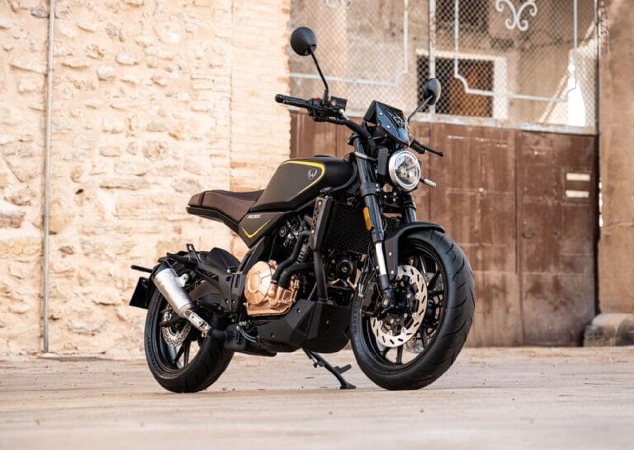 Vista lateral de la Wottan Rebbe 401 destacando su diseño naked.