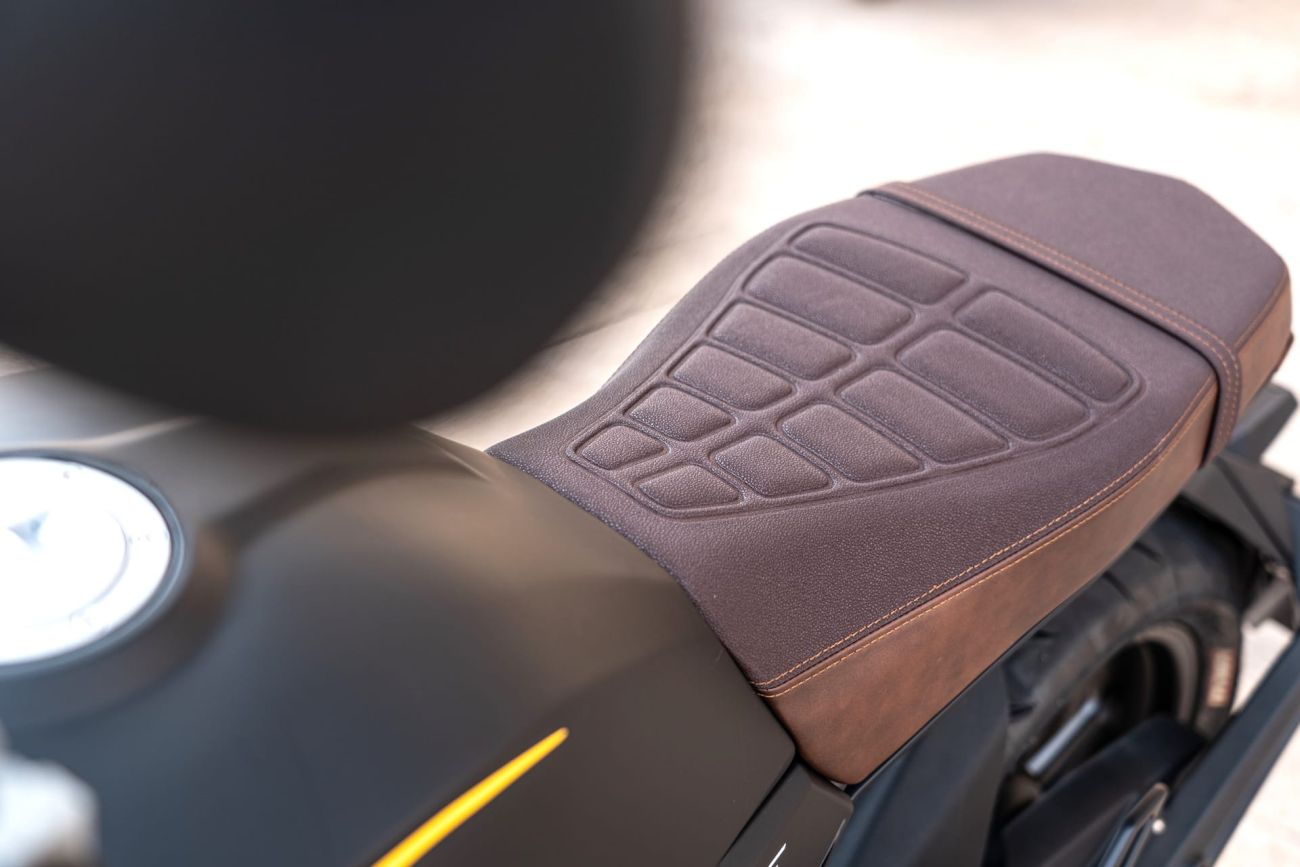 Vista parcial del asiento de la motocicleta Wottan Rebbe 401, con acabados de calidad.