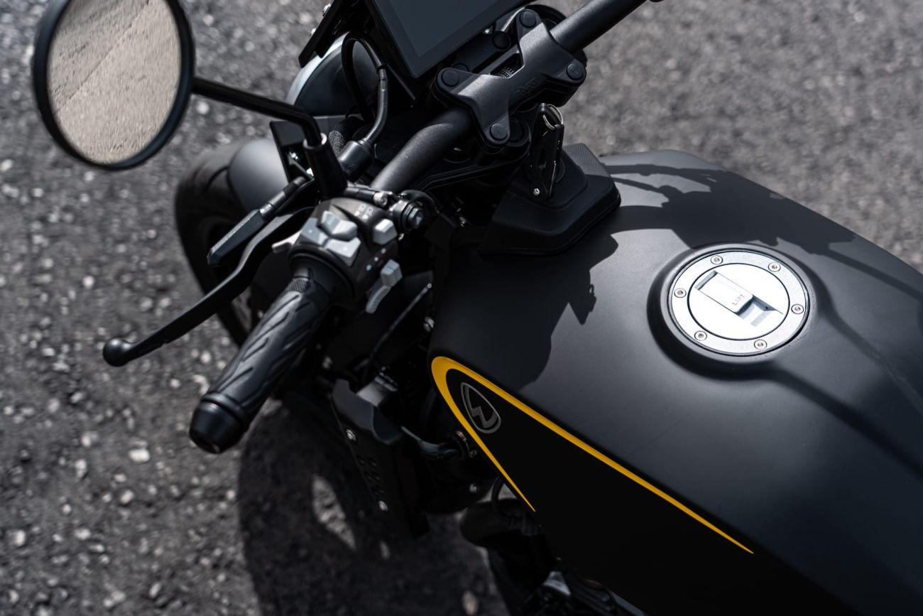 Vista lateral de la Wottan Rebbe 401 con detalle del depósito.