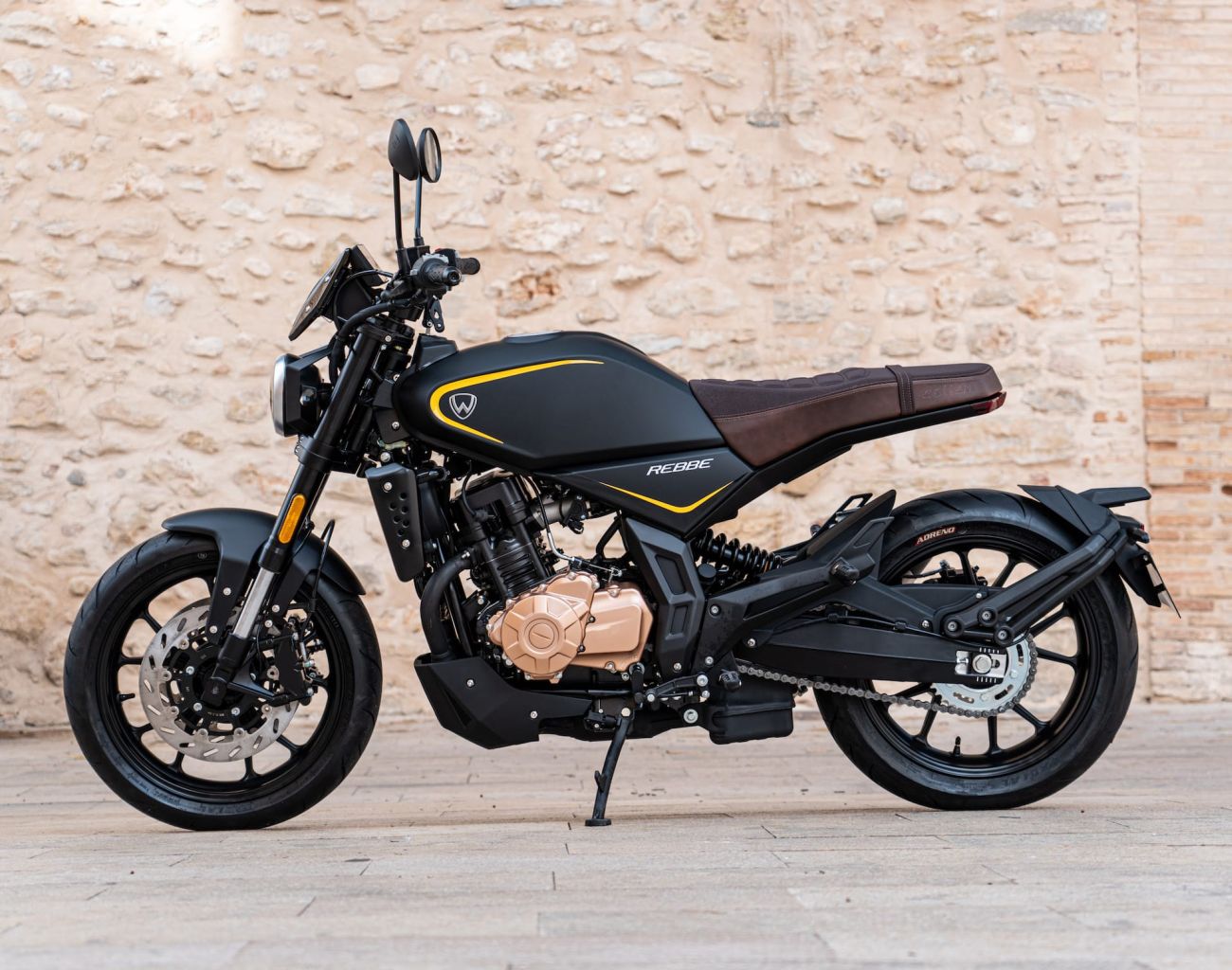 Vista lateral completa de la Wottan Rebbe 401 mostrando su diseño Naked.