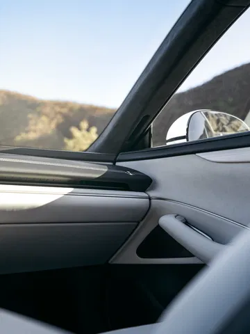 Vista detallada del interior, con atención a los acabados y ergonomía.