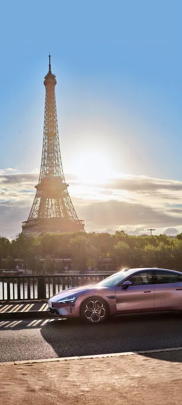Xiaomi SU7 junto a la Torre Eiffel, marcando un hito en su lanzamiento