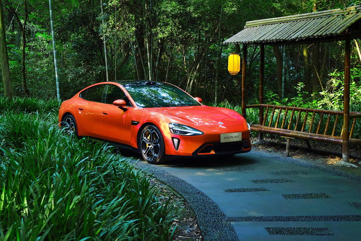 El Xiaomi SU7 destaca por su diseño moderno y elegante en un entorno natural. El Xiaomi SU7 destaca por su diseño moderno y elegante en un entorno natural.