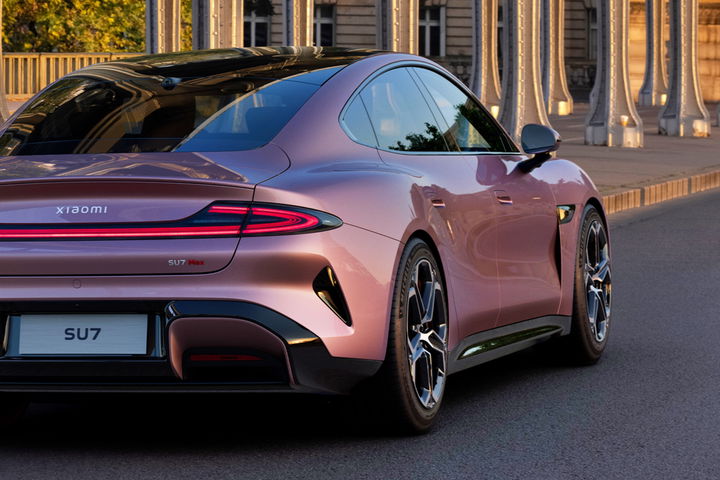 Vista trasera y lateral del Xiaomi SU7, mostrando su diseño elegante. Vista trasera y lateral del Xiaomi SU7, mostrando su diseño elegante.