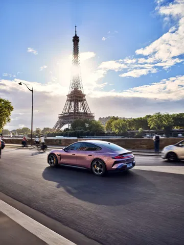 Xiaomi SU7 capturado en París, mostrando su elegante diseño.