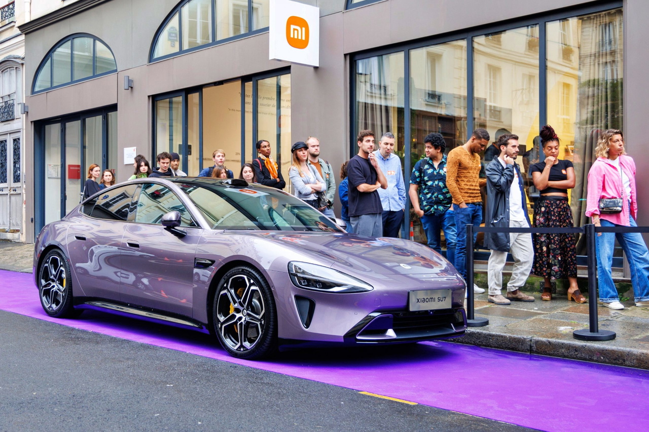 El Xiaomi SU7, un sedán de diseño moderno, destaca con su elegante forma y detalles distintivos. El Xiaomi SU7, un sedán de diseño moderno, destaca con su elegante forma y detalles distintivos.