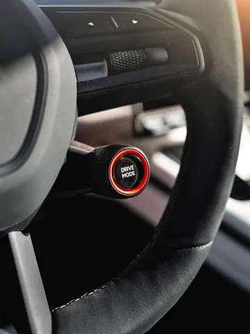 Vista del botón de encendido del Xiaomi SU7, destacando su diseño moderno.